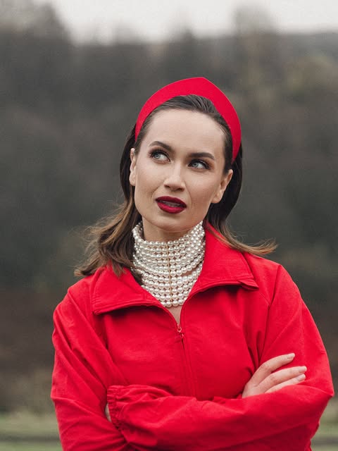 Лаура Саманба в красном жакете и берете